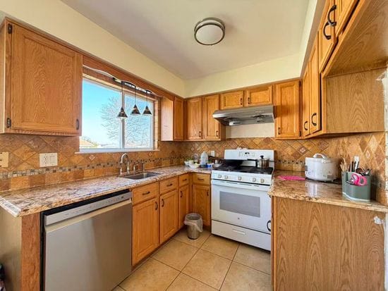 21 Gil Ct, Staten Island, NY 10312 - Image 1