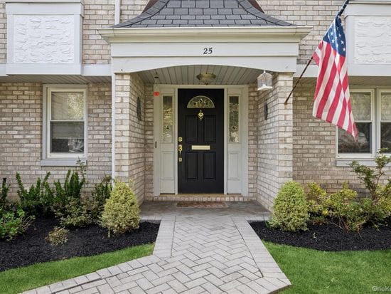 25 Fairway Circle S, Manhasset, NY 11030 - Image 1
